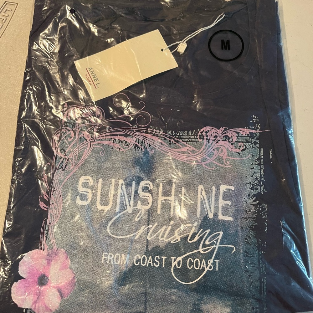 Sunshine Cruising Graphic Tee. Med new in bag